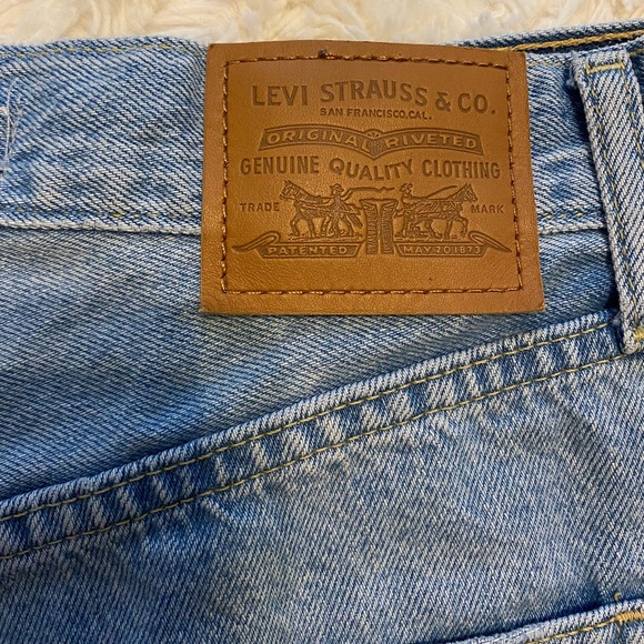 Aritzia Levi’s Ribcage Shorts - Picture 4 of 6